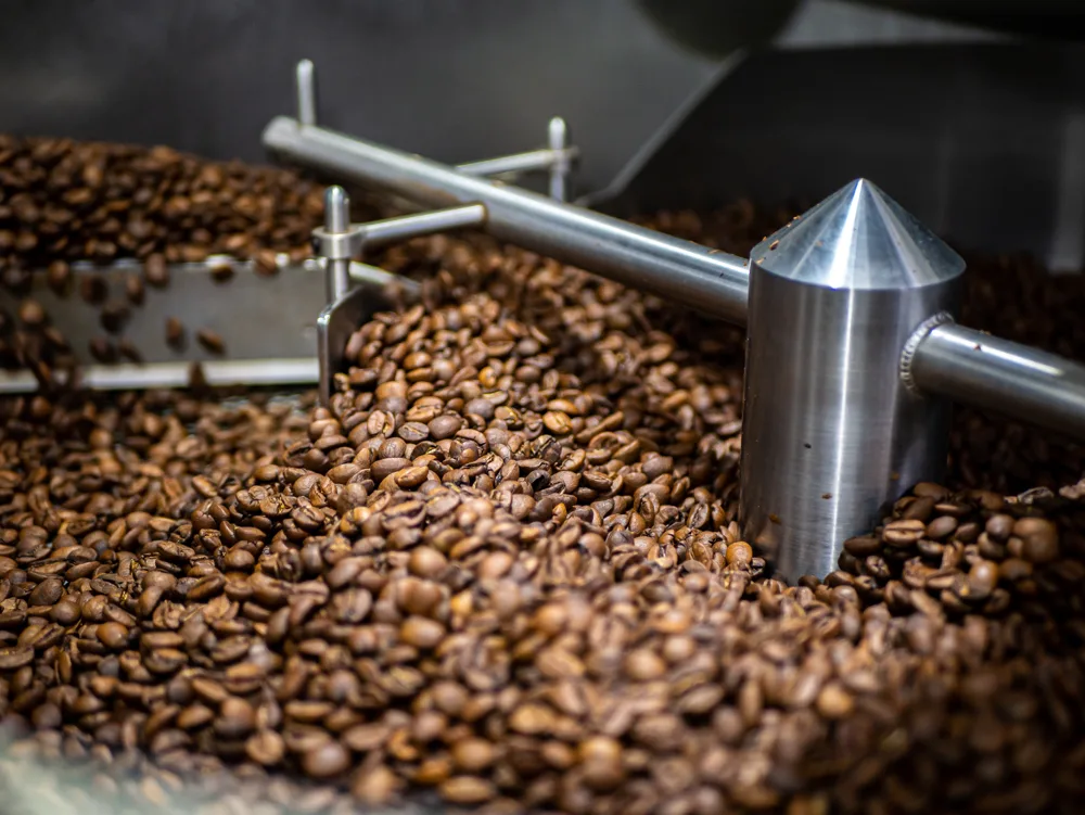 Adrenaline Coffee Roasters — Kaffeebohnen im Röster