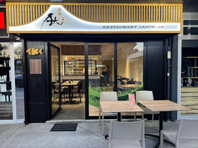 AKI — Fassade und Eingang