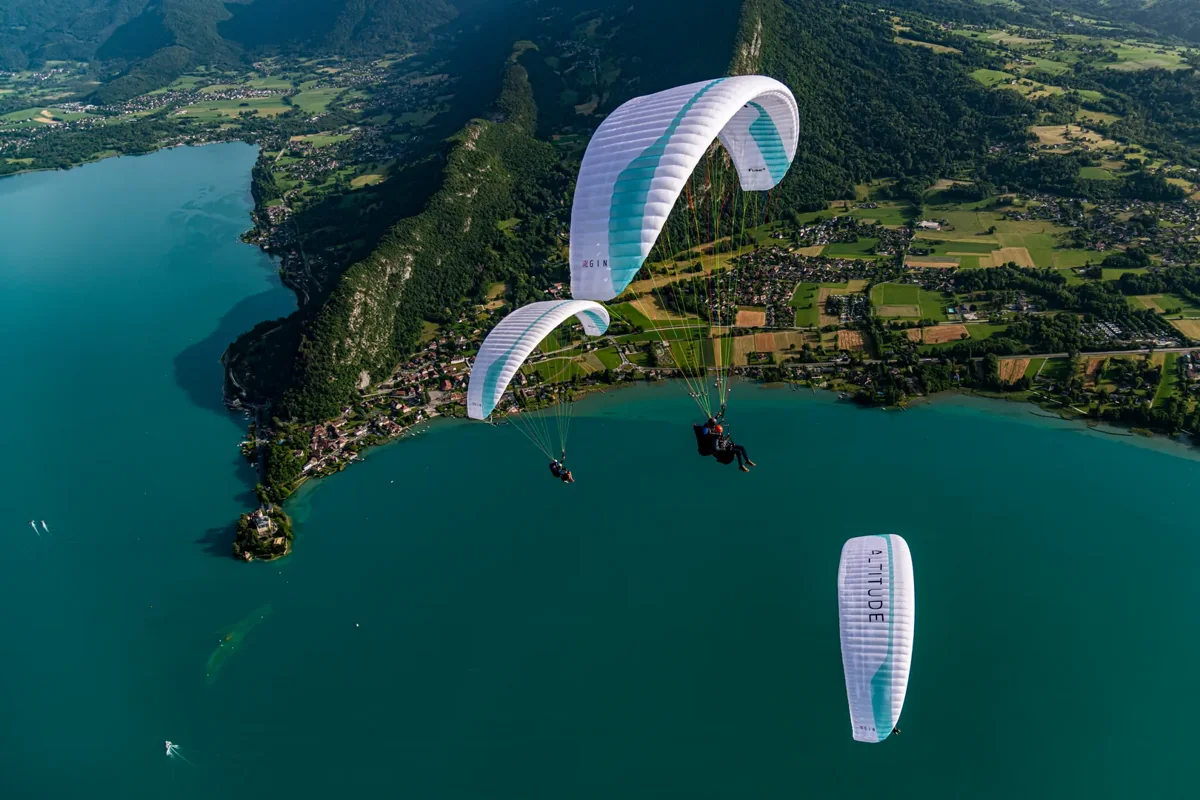 Altitude Parapente Annecy — Parapendio sopra il lago