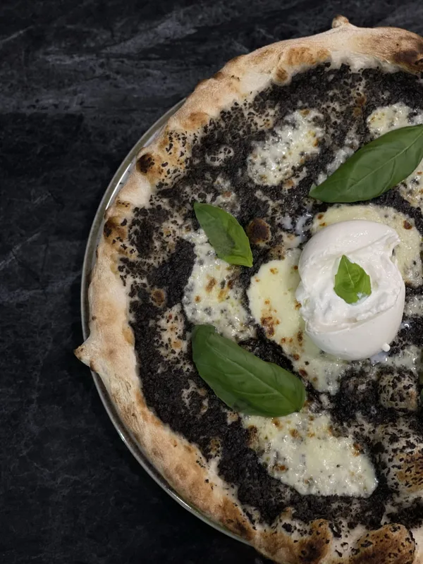 Amata — Pizza auf einem Teller