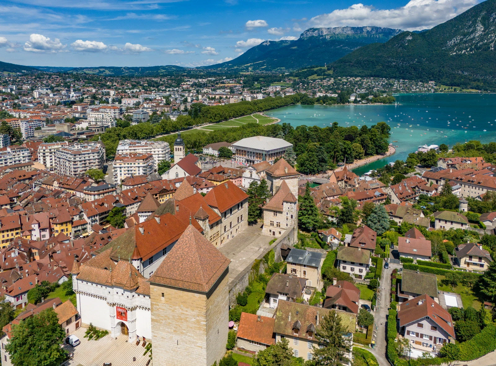 Vue aérienne du château, de la vieille ville d’Annecy et du lac