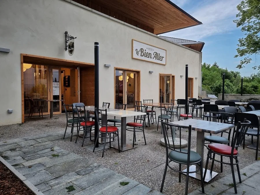 Auberge le bien aller — Terrasse und Tische im Freien