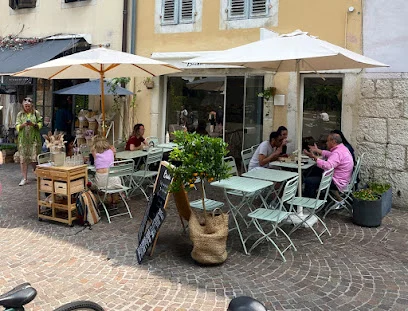Baïda mon amour — Terrasse und Tische im Freien