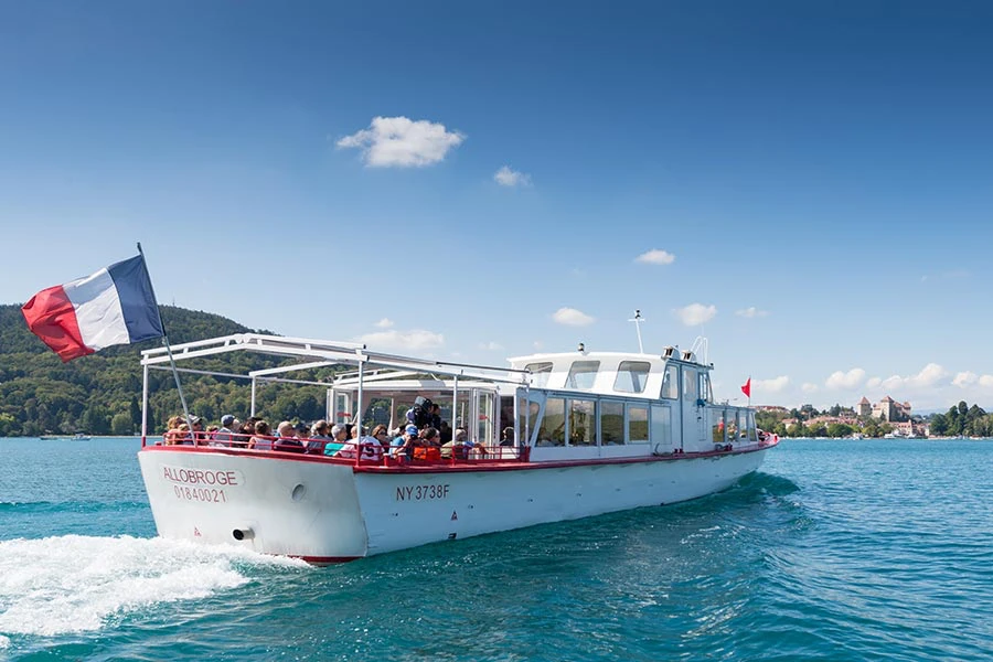 Ausflugsboot auf dem See von Annecy