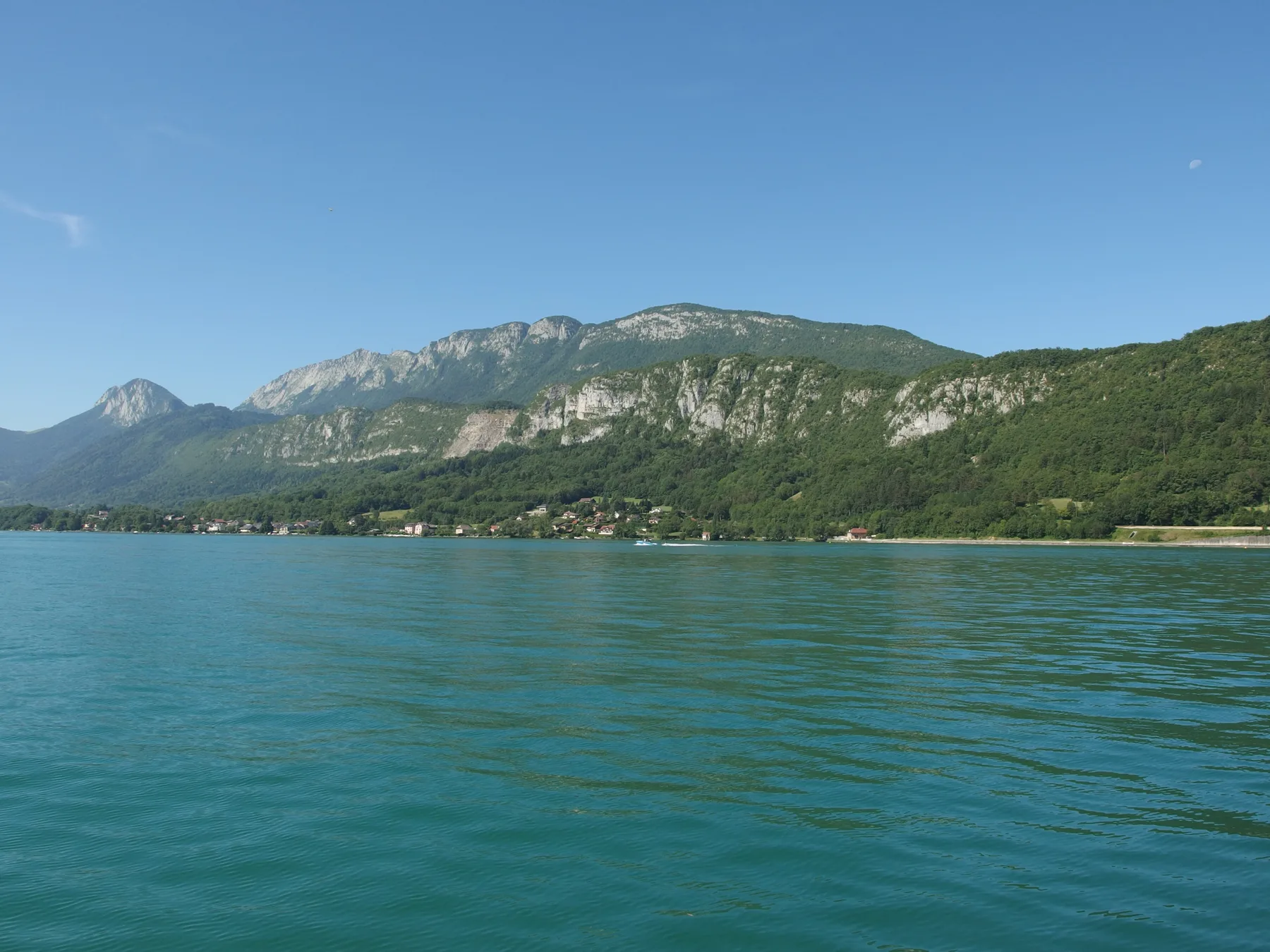 Vue depuis une promenade en bateau sur le lac d’Annecy