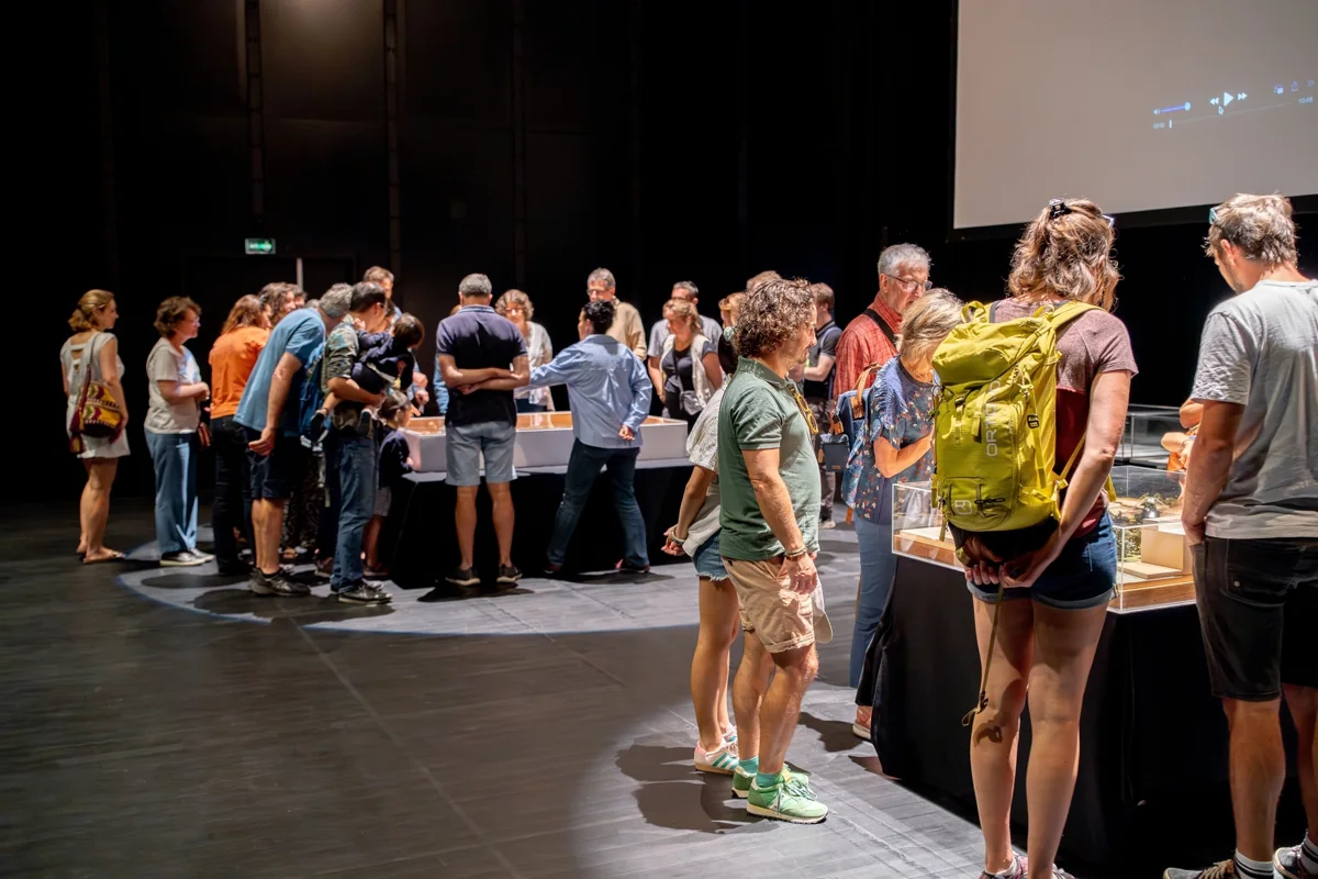 Bonlieu Scène nationale — Grupo en un escenario