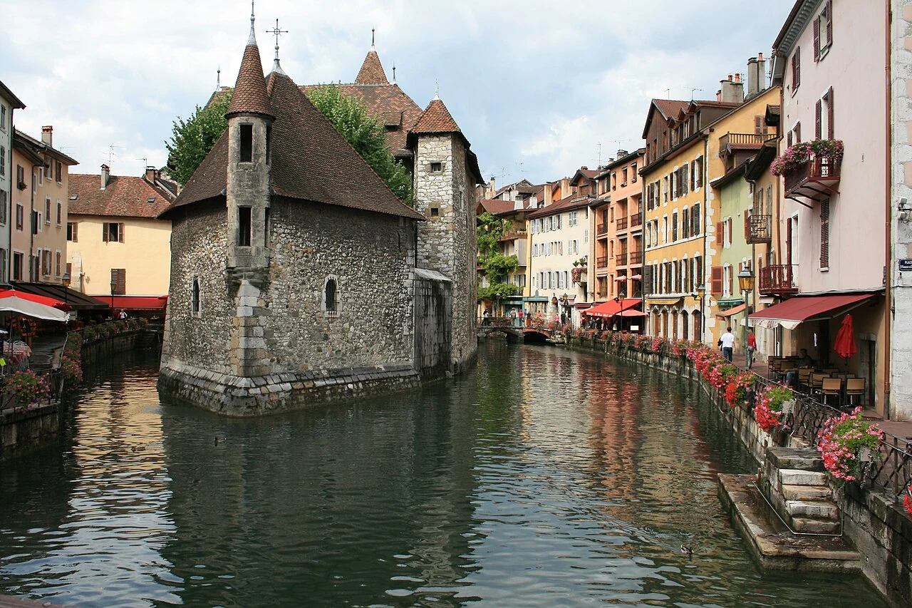 Le Palais de l’Île et les canaux du Thiou à Annecy