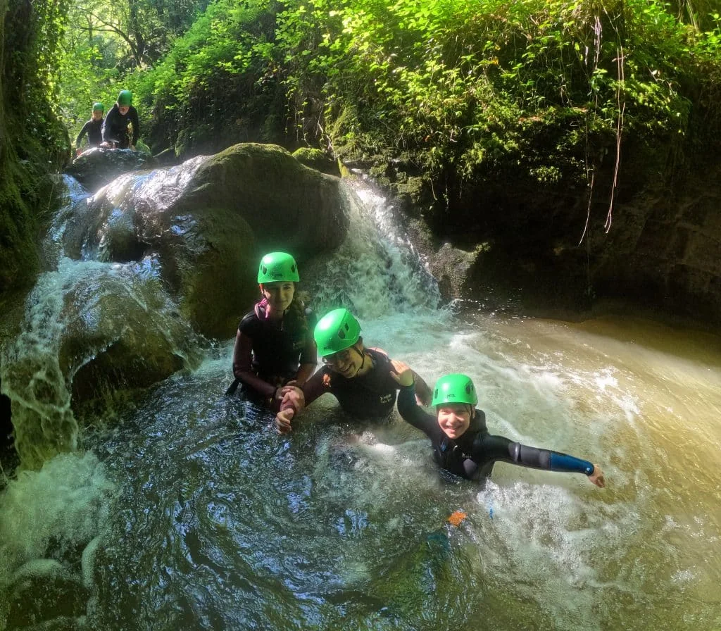 Canriv Canyoning — Partecipanti al canyoning tra le rocce