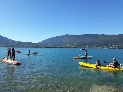 Cercle Nautique du Lanfonnet — Paddleboards and boats on the lake