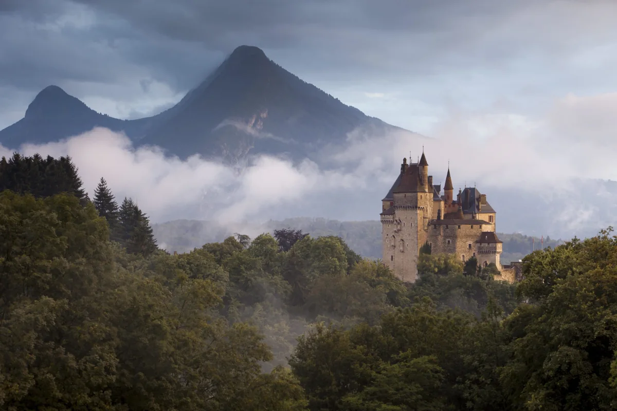 Château de Menthon-Saint-Bernard — Castillo en su entorno