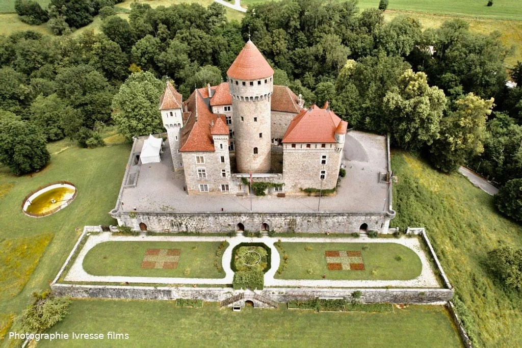 Château de Montrottier — Castillo en su entorno