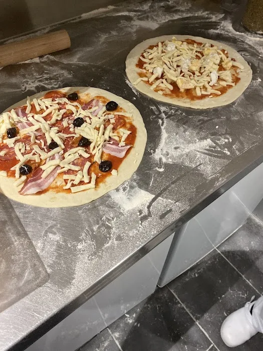 Chez Lino — Pizzen aus dem Ofen