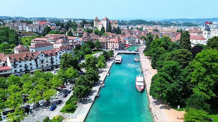 Compagnie des Bateaux du lac d'Annecy — Kanal und Altstadthäuser