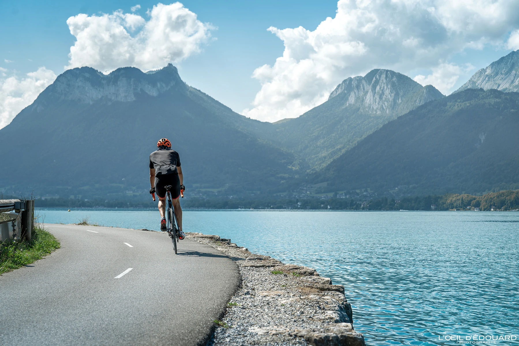Ciclista sulla pista ciclabile del lago di Annecy