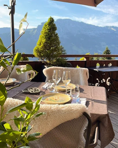 La Ferme des Vônezins — Terrasse und Tische im Freien