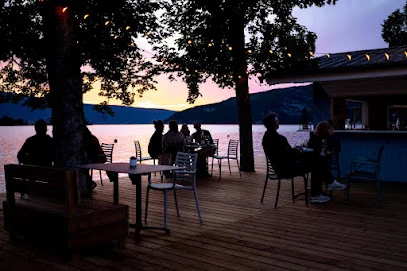 La Guinguette des Cassines — Terrasse und Tische im Freien