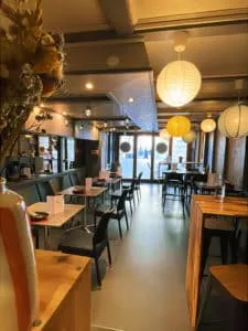 La Guinguette du 1er Mets — Gastraum und Tische
