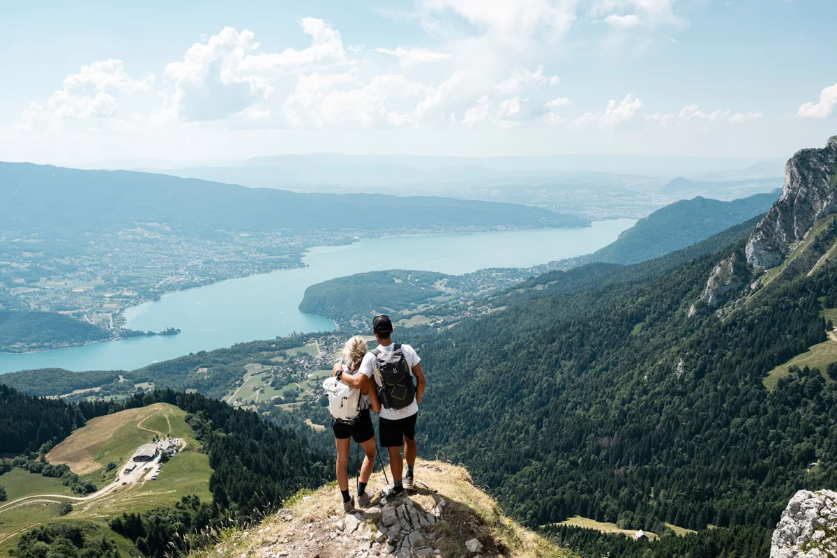 La Tournette — Hikers facing the lake and mountains