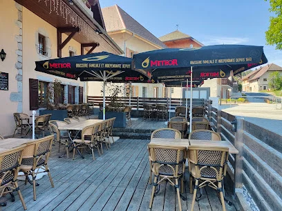 L’Auberge d’Alex — Terrasse und Tische im Freien