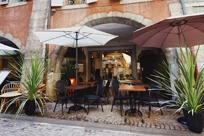 Le Bar Roux d’Heure — Terrasse und Tische im Freien