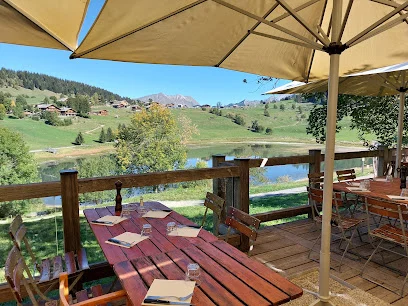 Le Chalet du Lac — Terrasse und Tische im Freien