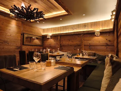 Le Chalet — Gastraum und Tische