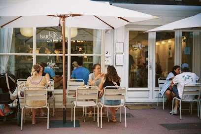 Les Baigneurs Café — Terrasse und Tische im Freien
