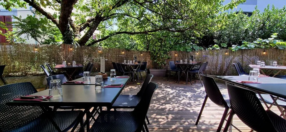 Les Moustaches de Zébulon — Terrasse und Tische im Freien