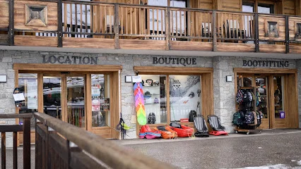 Netski — Le Roc des Tours — Façade and entrance