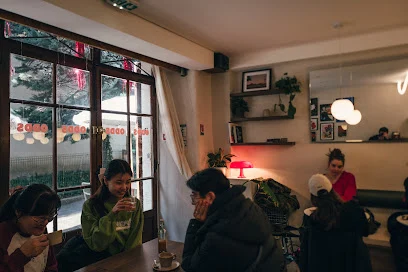 ODDS — Café et Focaccia — Gastraum und Tische