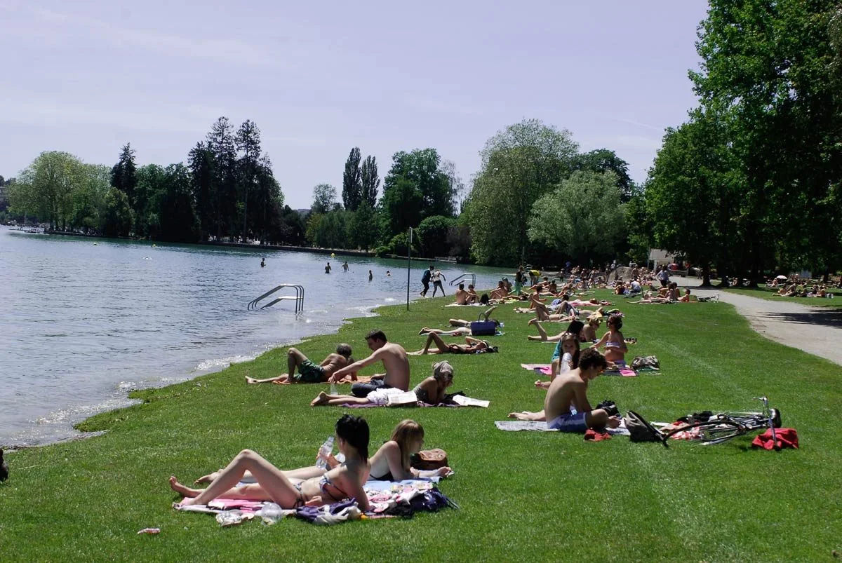 Plage d’Albigny — Lakeside lawn and bathers