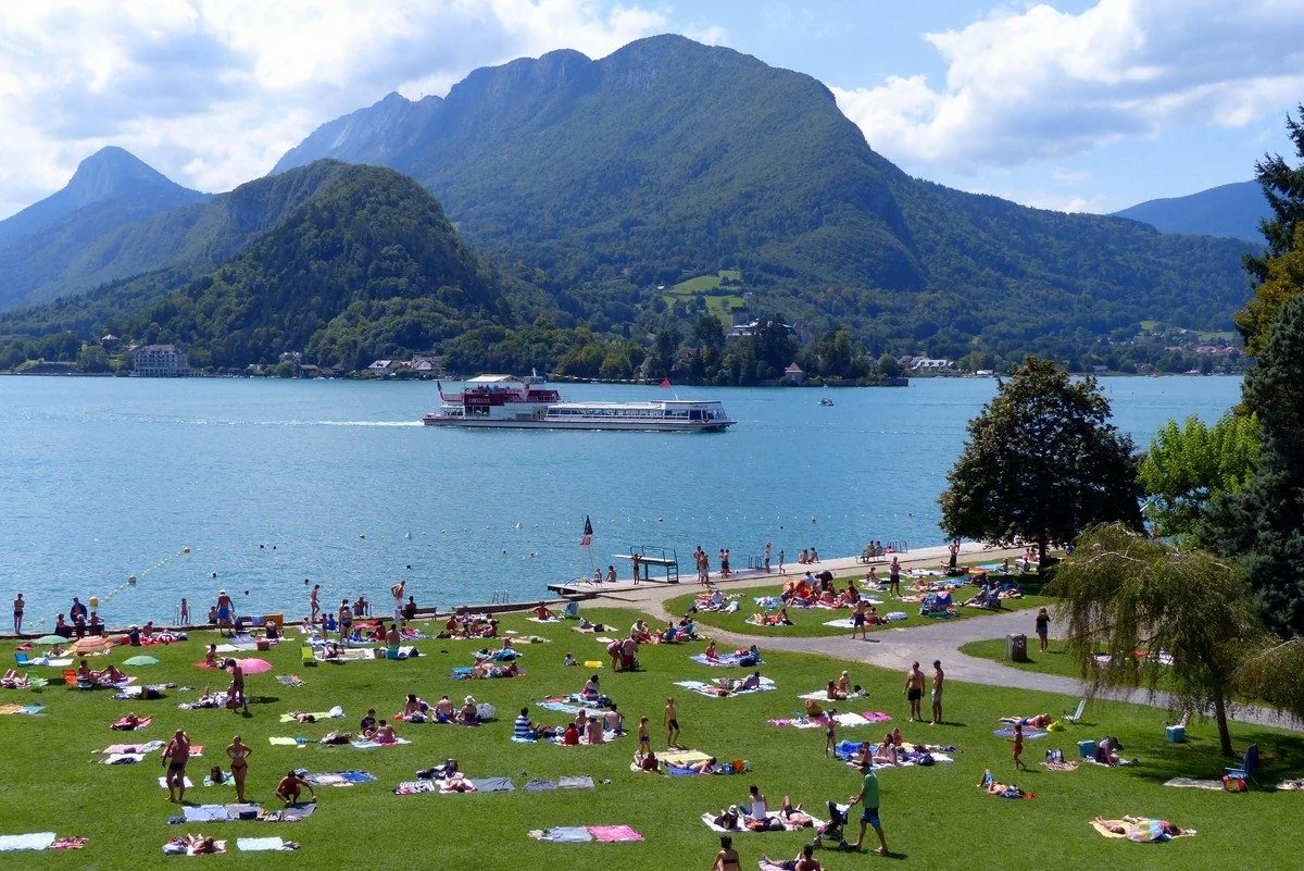 Plage de Talloires-Montmin — Lakeside lawn and bathers
