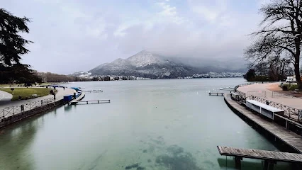 Ponton l’Hirondelle — Blick auf See und Berge