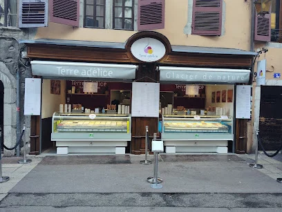 Terre adélice — Fassade und Eingang