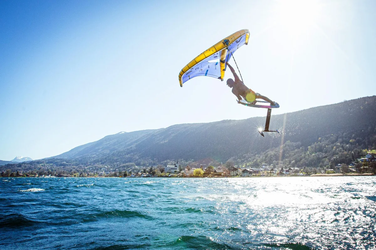 Wingfoil Annecy — Praticante di wingfoil sull’acqua